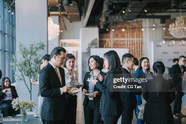 asiatische multiethnische geschäftsleute unterhalten sich während einer kaffeepause in der seminar-business-konferenz - großer speisesaal stock-fotos und bilder