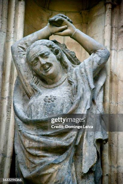 detail of statue on the entrance door of the cathedral of erfurt, germany - turingia 個照片及圖片檔