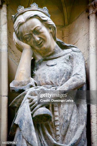 detail of statue on the entrance door of the cathedral of erfurt, germany - turingia 個照片及圖片檔