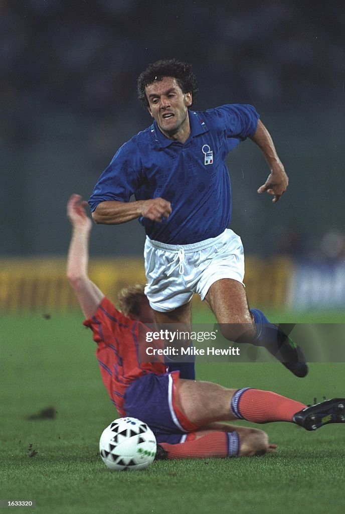 Roberto Donadoni of Italy and Stuart McCall of Scotland