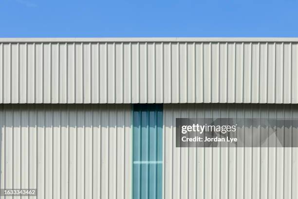 metal cladding roof - revestimento equipamento de construção - fotografias e filmes do acervo