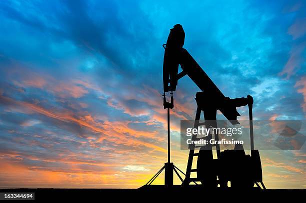 amanecer de bomba de petróleo - oil industry fotografías e imágenes de stock