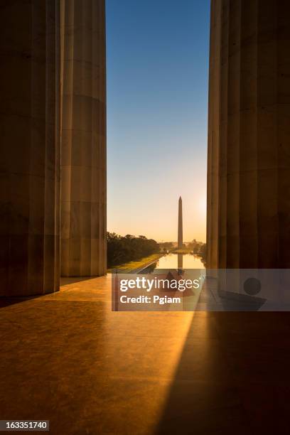 el monumento a washington desde el monumento a lincoln - washington monument dc fotografías e imágenes de stock