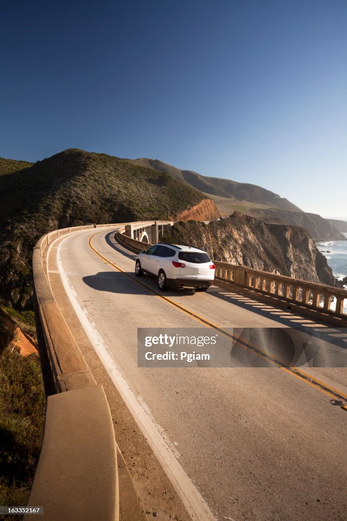 Coche de cruzar el puente de Bixby, Big Sur, California, USA