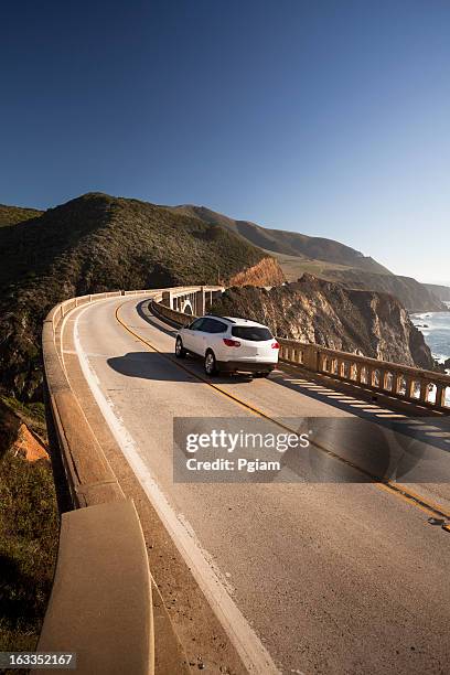 de traverser le pont de bixby, big sur, californie, états-unis - pont de bixby photos et images de collection