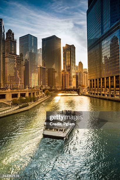 chicago skyline der stadt und den fluss - schiffstaxi stock-fotos und bilder