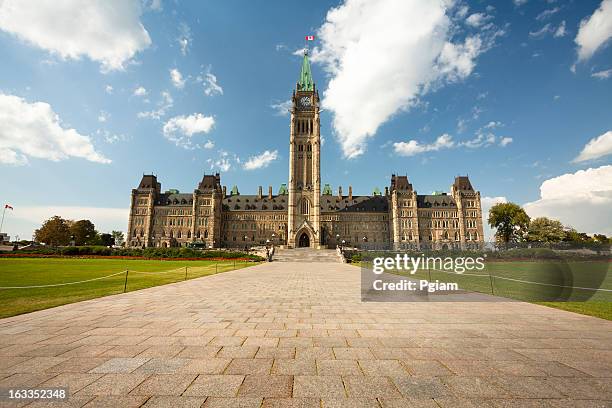 regierungsgebäude auf parliament hill in ottawa - canadian culture stock-fotos und bilder