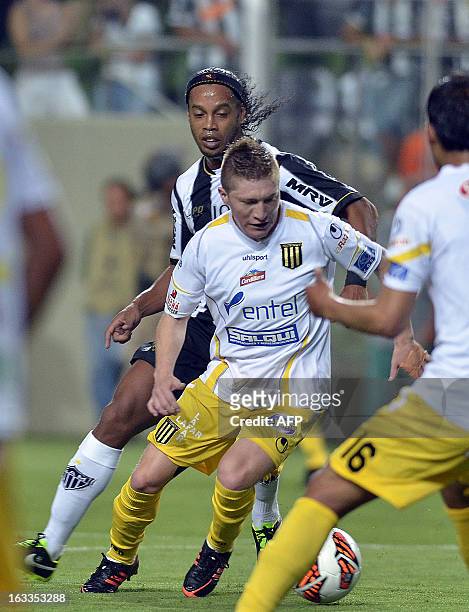 The Strongest Alejandro Chumacero tries to get away from Brazilian player from Atletico Mineiro Ronaldinho Gaucho during the match at the Arena...