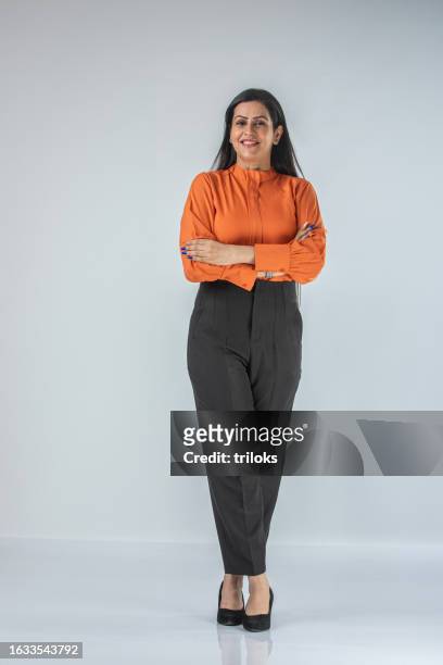 businesswoman with arms crossed standing on white background - indian corporate women background stockfoto's en -beelden