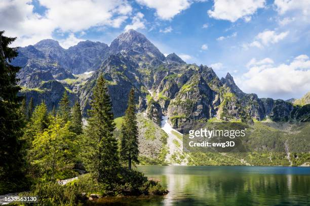 holidays in poland - morskie oko lake in tatra mountains - karpaten stock-fotos und bilder