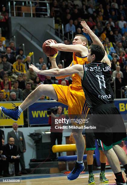 Paul Davis, #40 of BC Khimki Moscow Region competes with Kristjan Kangur, #11 of Montepaschi Siena during the 2012-2013 Turkish Airlines Euroleague...