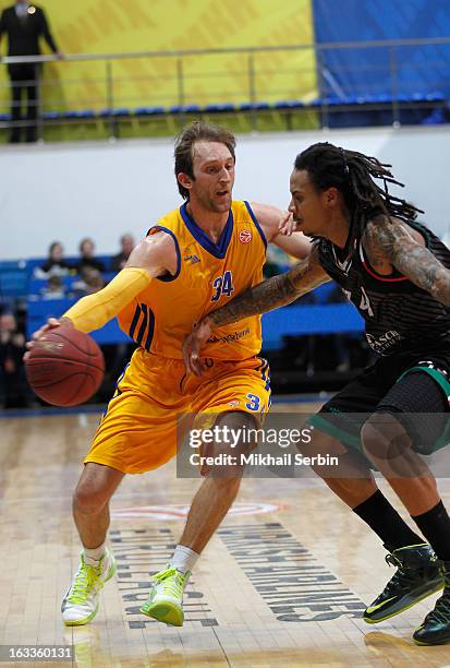 Zoran Planinic, #34 of BC Khimki Moscow Region competes with David Moss, #34 of Montepaschi Siena during the 2012-2013 Turkish Airlines Euroleague...