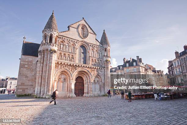 eglise notre dame la grande in central poitiers. - ポワティエ ストックフォトと画像