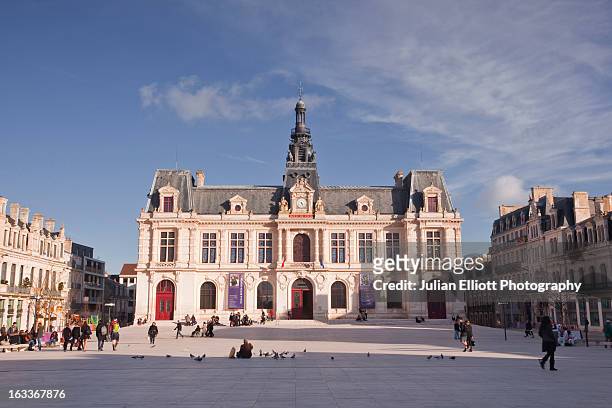 the hotel de ville or town hall of poitiers. - ポワティエ ストックフォトと画像