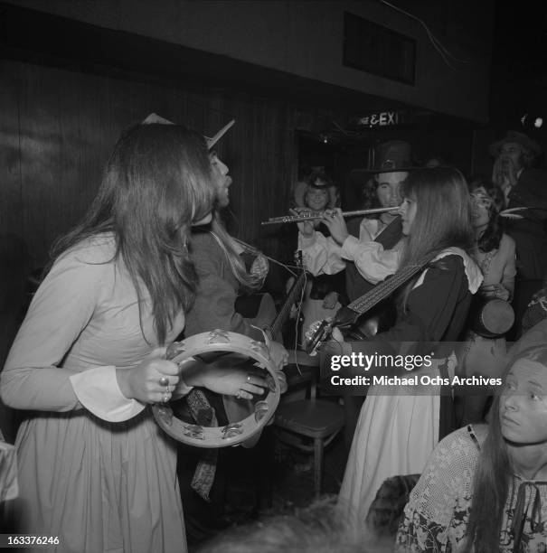 Party guests celebrate an early Thanksgiving at The Troubadour on November 21, 1973 in Los Angeles, California.