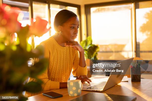 woman on a video call from home - espacio de trabajo virtual compartido fotografías e imágenes de stock