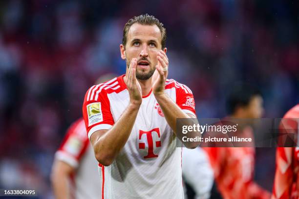 August 2023, Bavaria, Munich: Soccer: Bundesliga, Bayern Munich - FC Augsburg, Matchday 2, Allianz Arena. Munich's Harry Kane claps after the game....