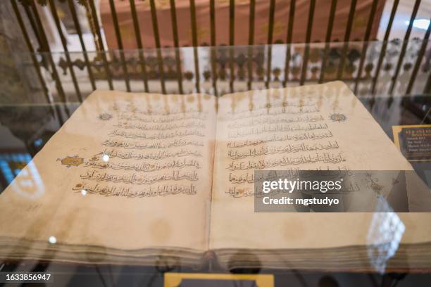 antique handwritten koran in mevlana tomb - sufism imagens e fotografias de stock