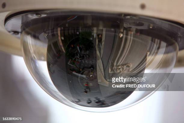 Lyon, ville en pointe en matière de vidéo-surveillance". Vue d'une caméra de vidéo-surveillance, prise le 05 juillet 2007 à Lyon. La ville de Lyon,...