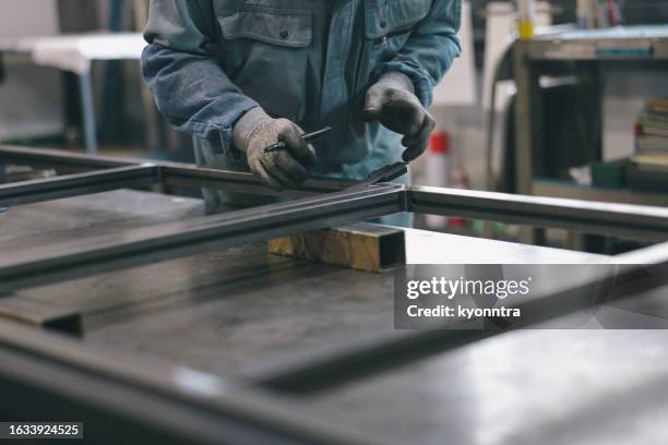 industriearbeiter, der in der fabrik arbeitet - metalwork stock-fotos und bilder