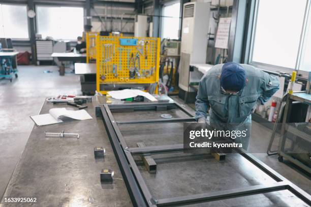 ouvrier industriel travaillant à l’usine - ferronnerie photos et images de collection