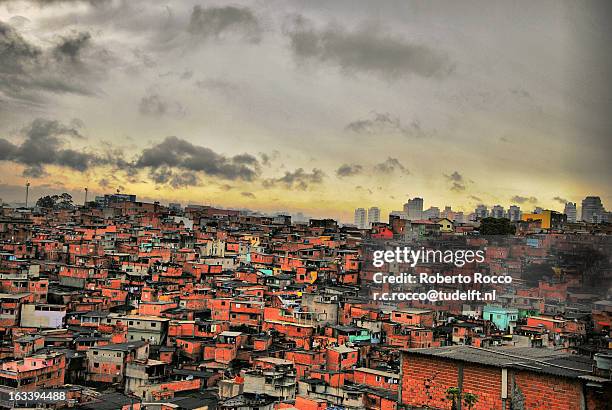 bird view favela paraisopolis - favela stock-fotos und bilder