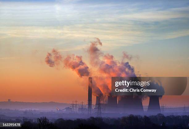 light/power - contaminación ambiental fotografías e imágenes de stock