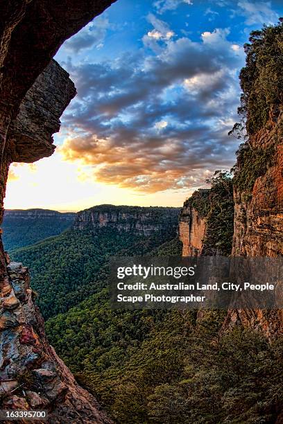 blue mountains 2010 - three sisters, katoomba - blue mountain stock pictures, royalty-free photos & images