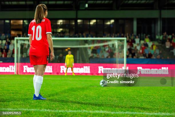 jugador de fútbol de pie en el campo de fútbol - falta término deportivo fotografías e imágenes de stock