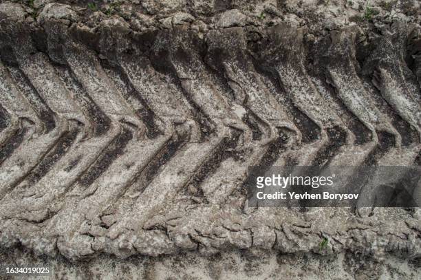 background of tire tracks texture closeup on dirty ground - west course stock pictures, royalty-free photos & images