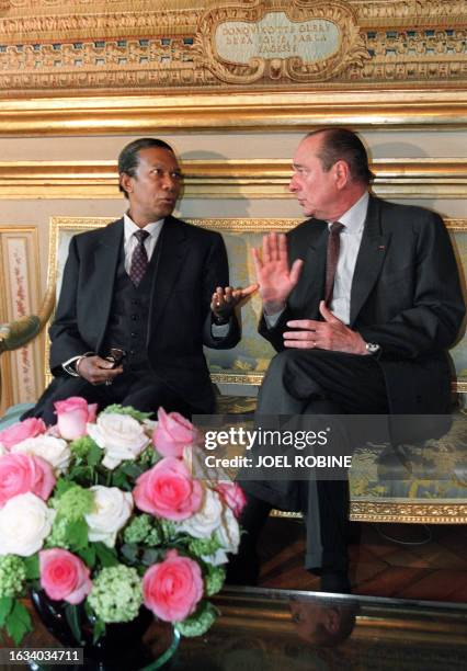 Madagascar's long-time ruler President Didier Ratsiraka chats 10 March 1977 in Elysee Palace in Paris with French counterpart Jacques Chirac....