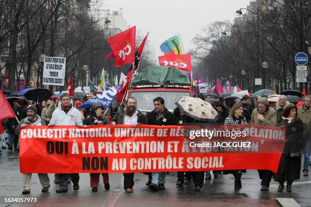 Plusieurs centaines de personnes manifestent, le 22 mars 2006 à Paris, pour protester contre le projet de loi Sarkozy de pr�évention de la...