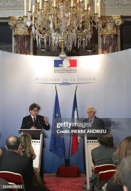 Le ministre de l'Economie Thierry Breton et le ministre de la Justice Pascal Clément présentent, le 22 mars 2006 à Paris, la réforme du droit des...