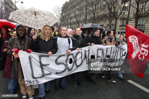 Plusieurs centaines de personnes manifestent, le 22 mars 2006 à Paris, pour protester contre le projet de loi Sarkozy de prévention de la...