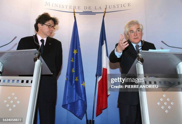 Le ministre de l'Economie Thierry Breton et le ministre de la Justice Pascal Clément présentent, le 22 mars 2006 à Paris, la réforme du droit des...