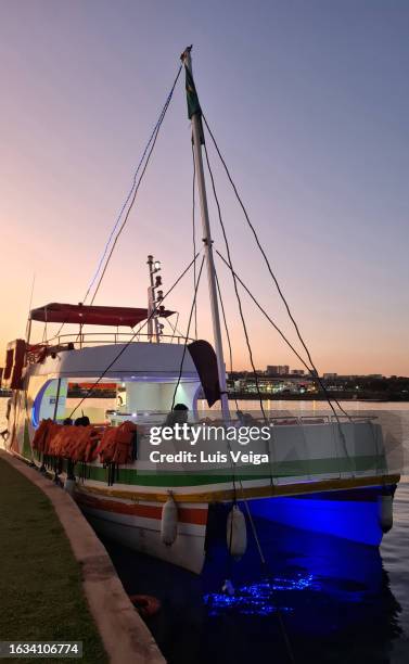 brasilia, federal district, brazil, august 07, 2023: view of a tourist boat on the “pontão do lago sul”, during sunset. a lively meeting point located along lake paranoá in brasilia. - pontão stock pictures, royalty-free photos & images