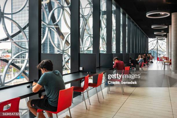 bibliothek von birmingham, england, vereinigtes königreich personen - öffentliche bibliothek stock-fotos und bilder