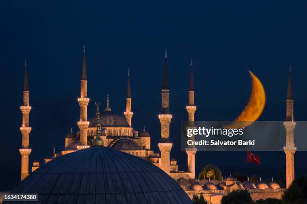 setting moon on the blue mosque, sultanahmet mosque mosque, istanbul - moskee stockfoto's en -beelden