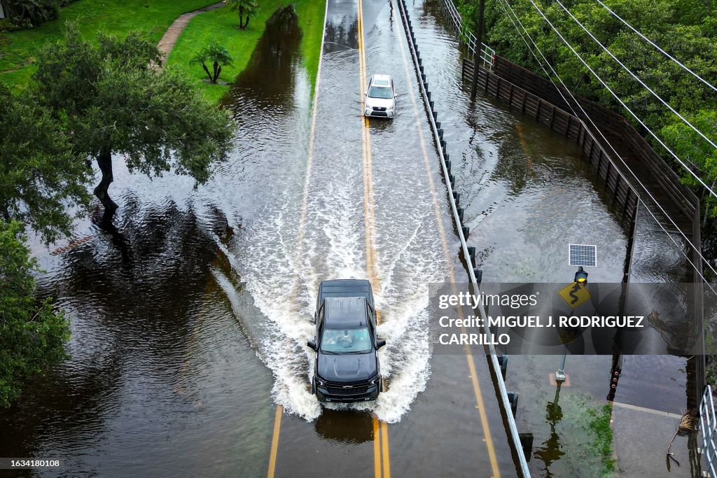 TOPSHOT-US-CUBA-MEXICO-WEATHER