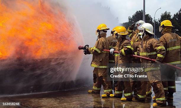 Training for fire fighting carried dependencies in the Getulio Vargas Refinery - Araucaria-PR. I am the man in the middle of yellow helmet....