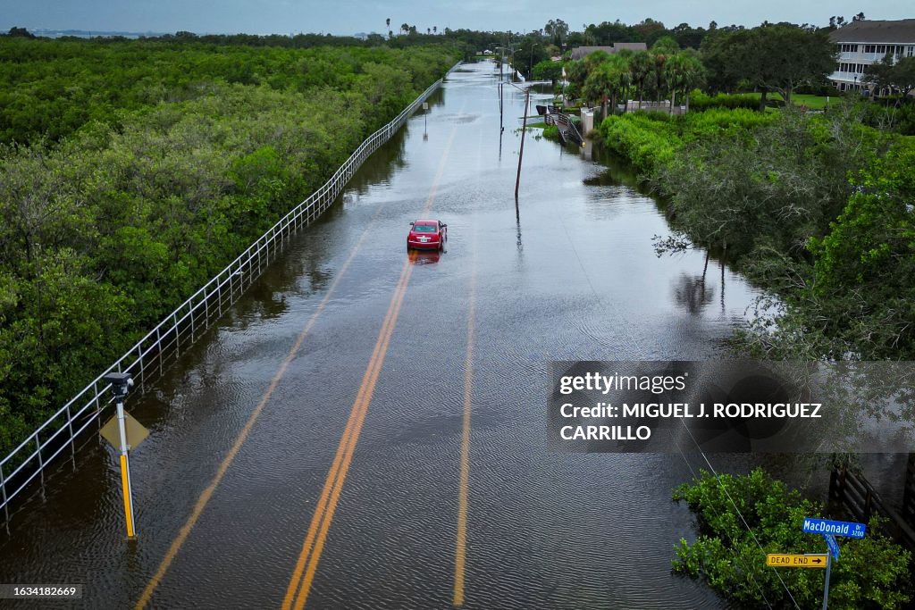 TOPSHOT-US-CUBA-MEXICO-WEATHER