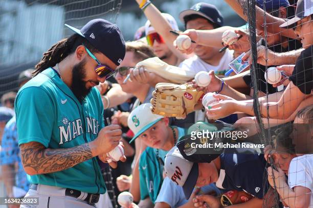 Crawford of the Seattle Mariners signs autographs for fans prior to the game against the Chicago White Sox at Guaranteed Rate Field on August 23,...
