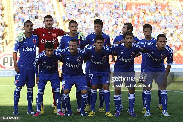 Players of Universidad de Chile pose for a team photo before a match between Universidad de Chile and Deportes Iquique as part of the Torneo...