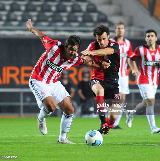 Horacio Orzan of Newell's Old Boys fights for the ball with Marcos Gelabert of Estudiantes de La Plata during a match between Newell's Old Boys and...