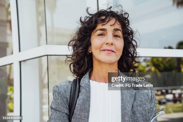 portrait of a mature businesswoman outdoors - black hair stock pictures, royalty-free photos & images