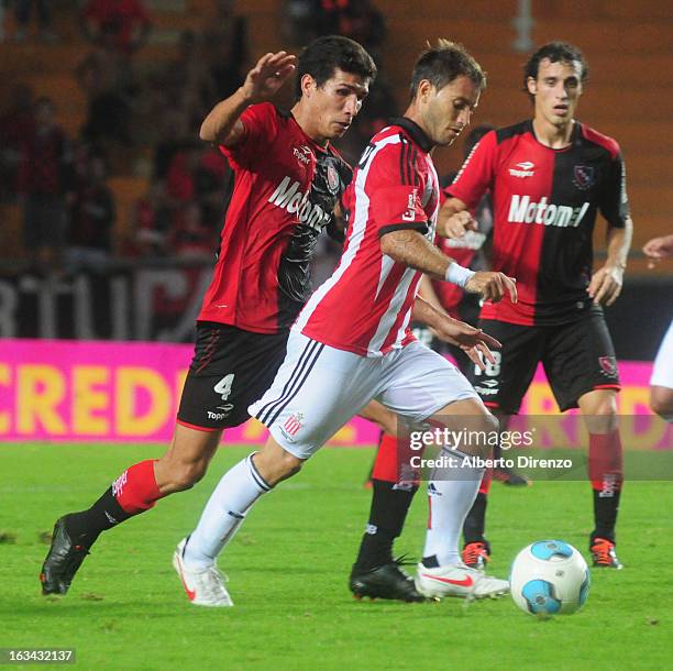 Marcos Caceres of Newell's Old Boys fights for the ball with Federico Fernandez of Estudiantes de La Plata during a match between Newell's Old Boys...
