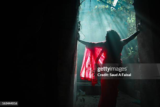 shadow girl - bangladeshi culture - fotografias e filmes do acervo