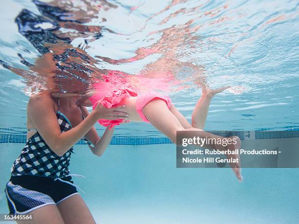 orem, utah, usa, mutter mit tochter (4-5) schwimmen im pool - learning to swim stock-fotos und bilder
