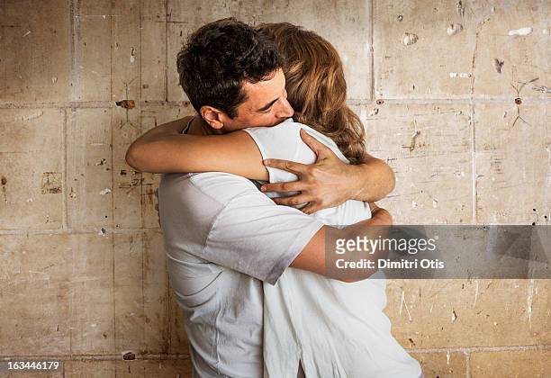 couple - abbracciare una persona foto e immagini stock