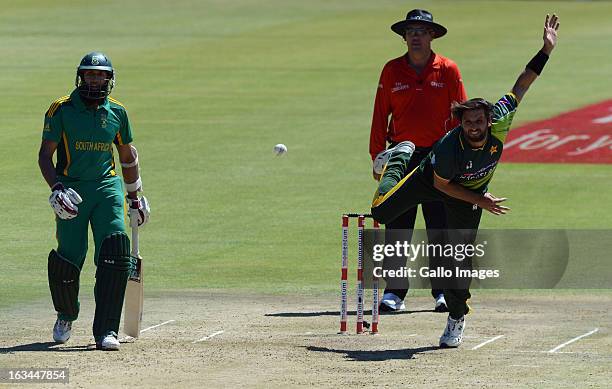 Shahid Afridi of Pakistan bowls in his 35th ODI during the 1st One Day International match between South Africa and Pakistan at Chevrolet Park on...
